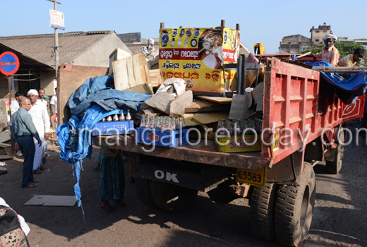 MCC evicts petty shops near bus stand, Rao and Rao Circle 1